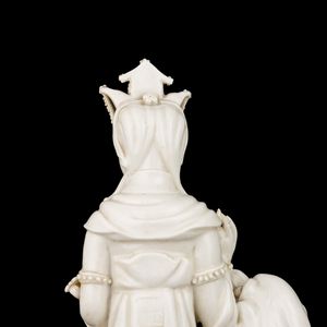 Figura Guanyin su leone in porcellana Dehua, Blanc de Chine, marca incussa Dehua con scatola, Cina, Dinastia Qing, XVIII secolo  - Asta Fine Asian Works of Art - Associazione Nazionale - Case d'Asta italiane