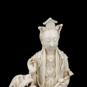 Figura Guanyin su leone in porcellana Dehua, Blanc de Chine, marca incussa Dehua con scatola, Cina, Dinastia Qing, XVIII secolo  - Asta Fine Asian Works of Art - Associazione Nazionale - Case d'Asta italiane