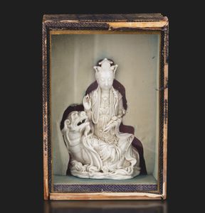 Figura Guanyin su leone in porcellana Dehua, Blanc de Chine, marca incussa Dehua con scatola, Cina, Dinastia Qing, XVIII secolo  - Asta Fine Asian Works of Art - Associazione Nazionale - Case d'Asta italiane