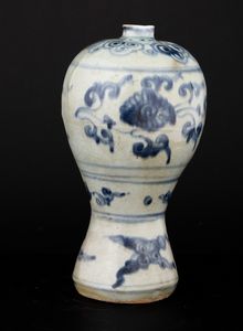 Vaso Meiping in porcellana con decoro bianco e blu a soggetto geometrico e floreale, Cina, Dinastia Ming, XVI secolo  - Asta Fine Asian Works of Art - Associazione Nazionale - Case d'Asta italiane