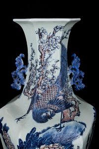 Grande vaso in porcellana a pianta esagonale con anse a foggia di draghi nei toni del blu e del rosso ferro sotto smalto, Cina, Dinastia Qing, epoca Daoguang (1821-1850)  - Asta Fine Asian Works of Art - Associazione Nazionale - Case d'Asta italiane