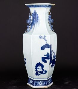 Grande vaso in porcellana bianca e blu con anse sagomate a foggia di cani di Pho e scena di vita comune, Cina, Dinastia Qing, epoca Guangxu (1875-1908)  - Asta Fine Asian Works of Art - Associazione Nazionale - Case d'Asta italiane