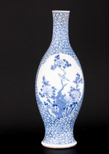 Vaso ad anfora in porcellana bianca e blu con decoro a motivo naturalistico entro riserve, Cina, Dinastia Qing, XIX secolo  - Asta Fine Asian Works of Art - Associazione Nazionale - Case d'Asta italiane