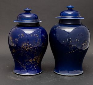 Coppia di potiche in porcellana monocroma blu poudrè a decoro naturalistico lumeggiato in color oro, Cina, Dinastia Qing, epoca Qianlong (1736-1796)  - Asta Fine Asian Works of Art - Associazione Nazionale - Case d'Asta italiane