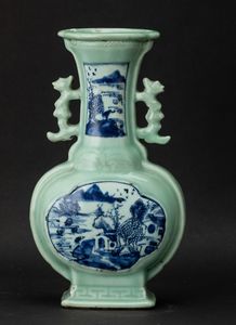 Vaso in porcellana Celadon con anse sagomate e raffigurazioni di paesaggio sui toni del bianco e del blu entro riserve, Cina, Dinastia Qing, epoca Jiaqing (1796-1820)  - Asta Fine Asian Works of Art - Associazione Nazionale - Case d'Asta italiane