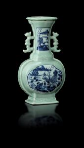 Vaso in porcellana Celadon con anse sagomate e raffigurazioni di paesaggio sui toni del bianco e del blu entro riserve, Cina, Dinastia Qing, epoca Jiaqing (1796-1820)  - Asta Fine Asian Works of Art - Associazione Nazionale - Case d'Asta italiane