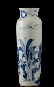 Vaso in porcellana bianca e blu con figure di draghi entro paesaggio, Cina, Dinastia Qing, epoca Kangxi (1662-1722)<BR><BR>  - Asta Fine Asian Works of Art - Associazione Nazionale - Case d'Asta italiane