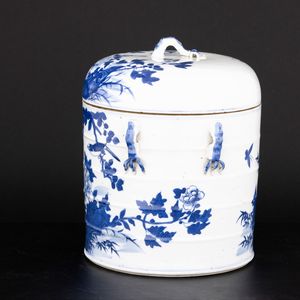 Contenitore in porcellana bianca e blu con coperchio, soggetto naturalistico, Cina, Dinatia Qing, epoca Daoguang (1821-1850)  - Asta Fine Asian Works of Art - Associazione Nazionale - Case d'Asta italiane