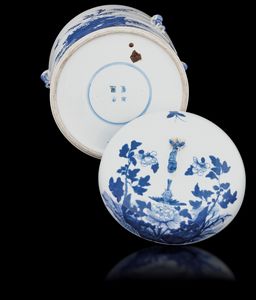 Contenitore in porcellana bianca e blu con coperchio, soggetto naturalistico, Cina, Dinatia Qing, epoca Daoguang (1821-1850)  - Asta Fine Asian Works of Art - Associazione Nazionale - Case d'Asta italiane