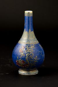 Vaso in porcellana blu con motivi floreali e motivi dorati geometrici, Cina, Dinastia Qing, epoca Xuantong, XX secolo  - Asta Fine Asian Works of Art - Associazione Nazionale - Case d'Asta italiane