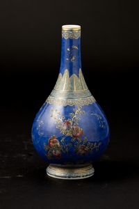 Vaso in porcellana blu con motivi floreali e motivi dorati geometrici, Cina, Dinastia Qing, epoca Xuantong, XX secolo  - Asta Fine Asian Works of Art - Associazione Nazionale - Case d'Asta italiane