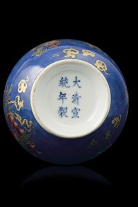 Vaso in porcellana blu con motivi floreali e motivi dorati geometrici, Cina, Dinastia Qing, epoca Xuantong, XX secolo  - Asta Fine Asian Works of Art - Associazione Nazionale - Case d'Asta italiane