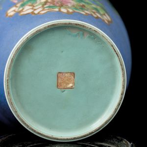 Vaso in porcellana Famiglia Rosa a soggetto naturalistico a fondo celeste inciso, Cina, fine XX secolo  - Asta Fine Asian Works of Art - Associazione Nazionale - Case d'Asta italiane