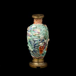 Snuff bottle in porcellana policroma a rilievo raffigurante scena di vita comune, Cina, XIX secolo  - Asta Fine Asian Works of Art - Associazione Nazionale - Case d'Asta italiane