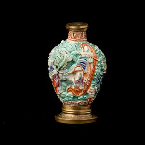 Snuff bottle in porcellana policroma a rilievo raffigurante scena di vita comune, Cina, XIX secolo  - Asta Fine Asian Works of Art - Associazione Nazionale - Case d'Asta italiane