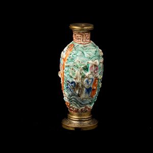 Snuff bottle in porcellana policroma a rilievo raffigurante scena di vita comune, Cina, XIX secolo  - Asta Fine Asian Works of Art - Associazione Nazionale - Case d'Asta italiane