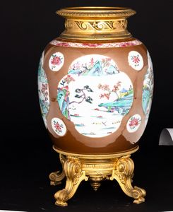 Vaso in porcellana café au lait Famiglia Rosa, con paesaggio entro riserve sagomate, montatura in bronzo dorato, Cina, Dinastia Qing, epoca Qianlong, XVIII secolo<BR>  - Asta Fine Asian Works of Art - Associazione Nazionale - Case d'Asta italiane