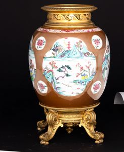 Vaso in porcellana café au lait Famiglia Rosa, con paesaggio entro riserve sagomate, montatura in bronzo dorato, Cina, Dinastia Qing, epoca Qianlong, XVIII secolo<BR>  - Asta Fine Asian Works of Art - Associazione Nazionale - Case d'Asta italiane