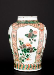 Vaso in porcellana con fiori di pruno entro riserva sagomate, Cina, epoca Shunzhi (1644-1661)  - Asta Fine Asian Works of Art - Associazione Nazionale - Case d'Asta italiane