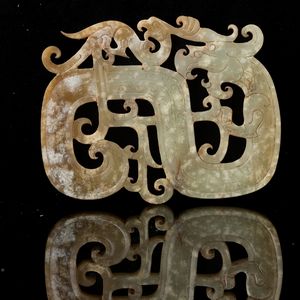 Placca in giada a foggia traforata con drago e fenice, giada in gusto arcaico, Cina, probabilmente Dinastia Han (206 a.C - 220 d.C)  - Asta Fine Asian Works of Art - Associazione Nazionale - Case d'Asta italiane