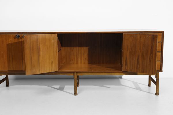 MANIFATTURA ITALIANA : Credenza a quattro ante e quattro cassetti  - Asta Asta 458 | DESIGN E ARTI DECORATIVE DEL NOVECENTO Online - Associazione Nazionale - Case d'Asta italiane