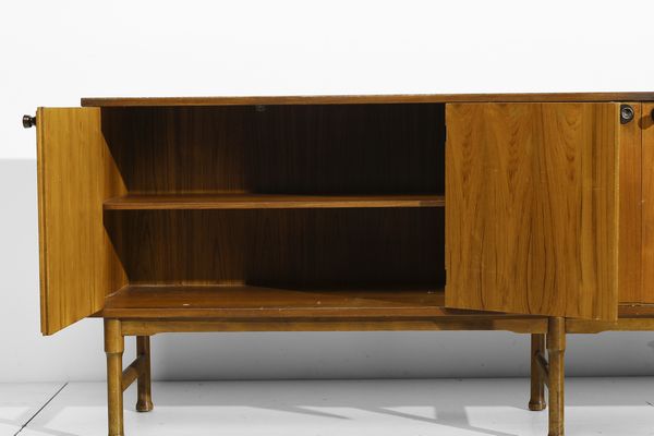 MANIFATTURA ITALIANA : Credenza a quattro ante e quattro cassetti  - Asta Asta 458 | DESIGN E ARTI DECORATIVE DEL NOVECENTO Online - Associazione Nazionale - Case d'Asta italiane