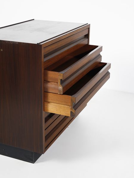 BORSANI OSVALDO (1911 - 1985) : Cassettiera e credenza ad ante scorrevoli perTecno, Varedo  - Asta Asta 458 | DESIGN E ARTI DECORATIVE DEL NOVECENTO Online - Associazione Nazionale - Case d'Asta italiane