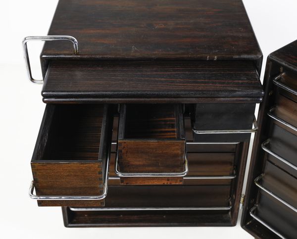 LENCI FABIO  (n. 1935) : Cassettiera/toeletta formata da due elementi orientabili incernierati tra loro per Bernini, Ceriano Laghetto  - Asta Asta 458 | DESIGN E ARTI DECORATIVE DEL NOVECENTO Online - Associazione Nazionale - Case d'Asta italiane