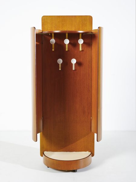 DE CARLI CARLO (1910 - 1999) : Mobile guardaroba da centro su rotelle di forma cilindrica attrezzato con appendiabiti, portaombrelli, portaoggetti e specchio per Fiarm, Italia  - Asta Asta 458 | DESIGN E ARTI DECORATIVE DEL NOVECENTO Online - Associazione Nazionale - Case d'Asta italiane