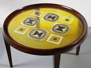 MANIFATTURA ITALIANA : Due tavolini con piano decorato a motivi astratti  - Asta Asta 458 | DESIGN E ARTI DECORATIVE DEL NOVECENTO Online - Associazione Nazionale - Case d'Asta italiane