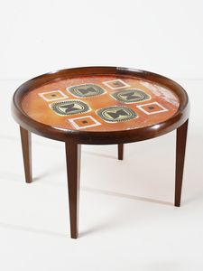 MANIFATTURA ITALIANA : Due tavolini con piano decorato a motivi astratti  - Asta Asta 458 | DESIGN E ARTI DECORATIVE DEL NOVECENTO Online - Associazione Nazionale - Case d'Asta italiane