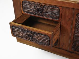 MANIFATTURA ITALIANA : Credenza a due ante e tre cassetti  - Asta Asta 458 | DESIGN E ARTI DECORATIVE DEL NOVECENTO Online - Associazione Nazionale - Case d'Asta italiane