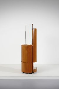 DE CARLI CARLO (1910 - 1999) : Mobile guardaroba da centro su rotelle di forma cilindrica attrezzato con appendiabiti, portaombrelli, portaoggetti e specchio per Fiarm, Italia  - Asta Asta 458 | DESIGN E ARTI DECORATIVE DEL NOVECENTO Online - Associazione Nazionale - Case d'Asta italiane