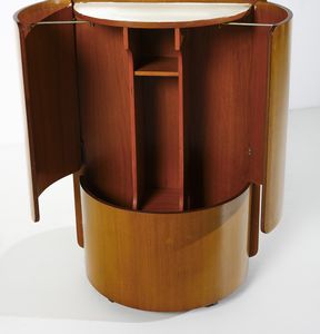 DE CARLI CARLO (1910 - 1999) : Mobile guardaroba da centro su rotelle di forma cilindrica attrezzato con appendiabiti, portaombrelli, portaoggetti e specchio per Fiarm, Italia  - Asta Asta 458 | DESIGN E ARTI DECORATIVE DEL NOVECENTO Online - Associazione Nazionale - Case d'Asta italiane