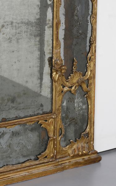 MANIFATTURA VENEZIANA DEL XVIII SECOLO : Imponente specchiera tripartita in legno intagliato e dorato, decorazioni a volute e motivi fitomorfi, cimasa centrata da stemma, specchi sui lati e alla base incisi a trofei  - Asta Asta 460 | ARTE ANTICA E DEL XIX SECOLO - Da una dimora veneta e altre committenze Tradizionale - Associazione Nazionale - Case d'Asta italiane