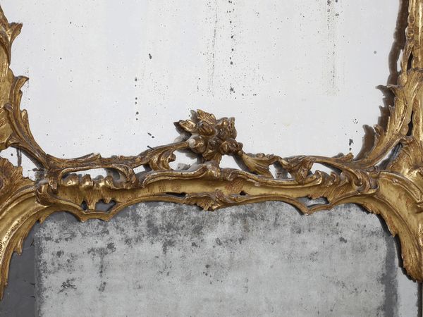 MANIFATTURA VENEZIANA DEL XVIII SECOLO : Imponente specchiera tripartita in legno intagliato e dorato, decorazioni a volute e motivi fitomorfi, cimasa centrata da stemma, specchi sui lati e alla base incisi a trofei  - Asta Asta 460 | ARTE ANTICA E DEL XIX SECOLO - Da una dimora veneta e altre committenze Tradizionale - Associazione Nazionale - Case d'Asta italiane