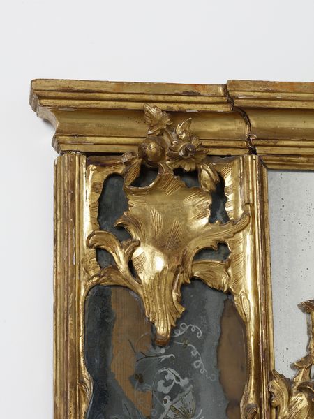 MANIFATTURA VENEZIANA DEL XVIII SECOLO : Imponente specchiera tripartita in legno intagliato e dorato, decorazioni a volute e motivi fitomorfi, cimasa centrata da stemma, specchi sui lati e alla base incisi a trofei  - Asta Asta 460 | ARTE ANTICA E DEL XIX SECOLO - Da una dimora veneta e altre committenze Tradizionale - Associazione Nazionale - Case d'Asta italiane