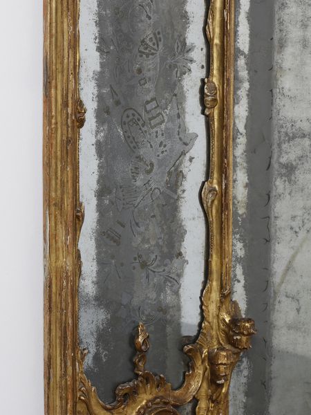 MANIFATTURA VENEZIANA DEL XVIII SECOLO : Imponente specchiera tripartita in legno intagliato e dorato, decorazioni a volute e motivi fitomorfi, cimasa centrata da stemma, specchi sui lati e alla base incisi a trofei  - Asta Asta 460 | ARTE ANTICA E DEL XIX SECOLO - Da una dimora veneta e altre committenze Tradizionale - Associazione Nazionale - Case d'Asta italiane