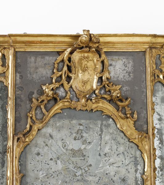 MANIFATTURA VENEZIANA DEL XVIII SECOLO : Coppia di imponenti specchiere tripartite in legno intagliato e dorato, decorazioni a volute e motivi fitomorfi, cimasa centrata da stemma, specchi superiori, sui lati e alla base incisi a trofei  - Asta Asta 460 | ARTE ANTICA E DEL XIX SECOLO - Da una dimora veneta e altre committenze Tradizionale - Associazione Nazionale - Case d'Asta italiane