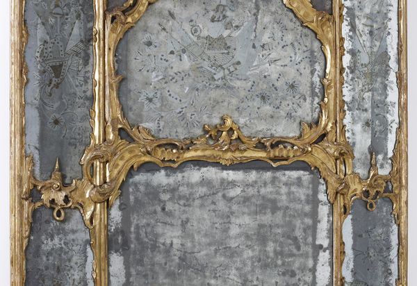 MANIFATTURA VENEZIANA DEL XVIII SECOLO : Coppia di imponenti specchiere tripartite in legno intagliato e dorato, decorazioni a volute e motivi fitomorfi, cimasa centrata da stemma, specchi superiori, sui lati e alla base incisi a trofei  - Asta Asta 460 | ARTE ANTICA E DEL XIX SECOLO - Da una dimora veneta e altre committenze Tradizionale - Associazione Nazionale - Case d'Asta italiane