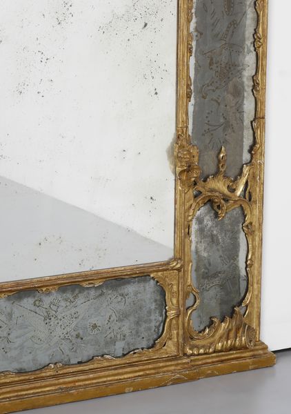 MANIFATTURA VENEZIANA DEL XVIII SECOLO : Coppia di imponenti specchiere tripartite in legno intagliato e dorato, decorazioni a volute e motivi fitomorfi, cimasa centrata da stemma, specchi superiori, sui lati e alla base incisi a trofei  - Asta Asta 460 | ARTE ANTICA E DEL XIX SECOLO - Da una dimora veneta e altre committenze Tradizionale - Associazione Nazionale - Case d'Asta italiane