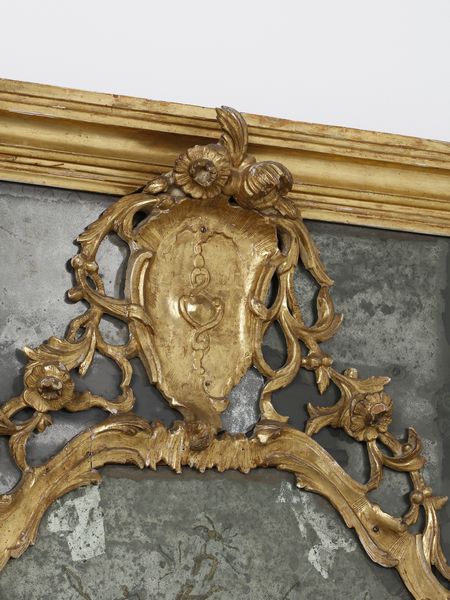 MANIFATTURA VENEZIANA DEL XVIII SECOLO : Coppia di imponenti specchiere tripartite in legno intagliato e dorato, decorazioni a volute e motivi fitomorfi, cimasa centrata da stemma, specchi superiori, sui lati e alla base incisi a trofei  - Asta Asta 460 | ARTE ANTICA E DEL XIX SECOLO - Da una dimora veneta e altre committenze Tradizionale - Associazione Nazionale - Case d'Asta italiane