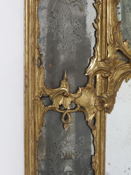 MANIFATTURA VENEZIANA DEL XVIII SECOLO : Coppia di imponenti specchiere tripartite in legno intagliato e dorato, decorazioni a volute e motivi fitomorfi, cimasa centrata da stemma, specchi superiori, sui lati e alla base incisi a trofei  - Asta Asta 460 | ARTE ANTICA E DEL XIX SECOLO - Da una dimora veneta e altre committenze Tradizionale - Associazione Nazionale - Case d'Asta italiane