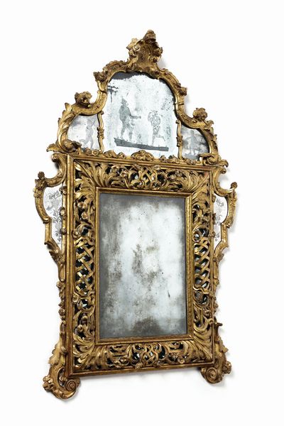 MANIFATTURA VENEZIANA DEL XVIII SECOLO : Importante specchiera in legno intagliato e dorato, cornice a fasce traforate, cimasa e fregi a motivi fitomorfi e floreali, specchi decorati al mercurio con personaggi della Commedia dell'Arte, putti e grappoli d'uva  - Asta Asta 460 | ARTE ANTICA E DEL XIX SECOLO - Da una dimora veneta e altre committenze Tradizionale - Associazione Nazionale - Case d'Asta italiane