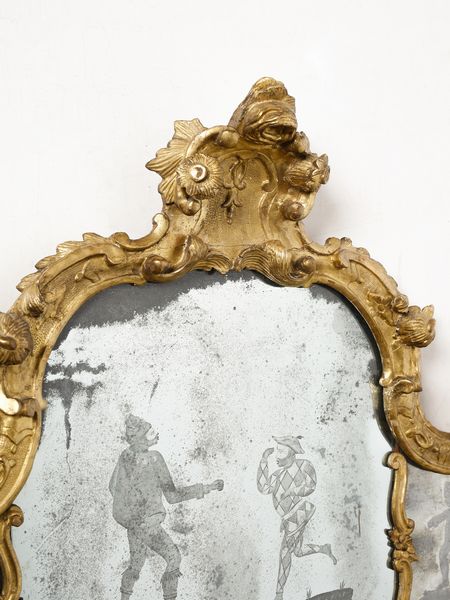 MANIFATTURA VENEZIANA DEL XVIII SECOLO : Importante specchiera in legno intagliato e dorato, cornice a fasce traforate, cimasa e fregi a motivi fitomorfi e floreali, specchi decorati al mercurio con personaggi della Commedia dell'Arte, putti e grappoli d'uva  - Asta Asta 460 | ARTE ANTICA E DEL XIX SECOLO - Da una dimora veneta e altre committenze Tradizionale - Associazione Nazionale - Case d'Asta italiane