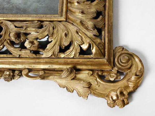 MANIFATTURA VENEZIANA DEL XVIII SECOLO : Importante specchiera in legno intagliato e dorato, cornice a fasce traforate, cimasa e fregi a motivi fitomorfi e floreali, specchi decorati al mercurio con personaggi della Commedia dell'Arte, putti e grappoli d'uva  - Asta Asta 460 | ARTE ANTICA E DEL XIX SECOLO - Da una dimora veneta e altre committenze Tradizionale - Associazione Nazionale - Case d'Asta italiane