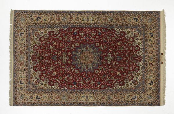 ISFAHAN PERSIA : Tappeto con medaglione centrale in campo rosso fittamente decorato a motivi fitomorfi, fascia esterna con decori continui su fondo chiaro  - Asta Asta 460 | ARTE ANTICA E DEL XIX SECOLO - Da una dimora veneta e altre committenze Tradizionale - Associazione Nazionale - Case d'Asta italiane