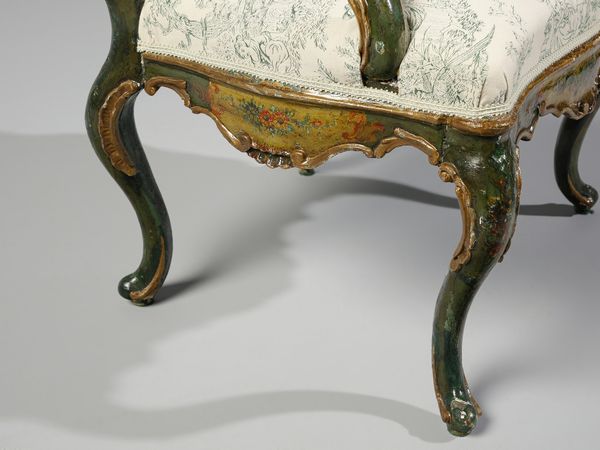 MANIFATTURA VENEZIANA DEL XVIII SECOLO : Poltrona in legno laccato e decorato a motivi floreali policromi su fondo verde e dorato, braccioli di forma mossa terminanti a ricciolo, schienale e grembiale sagomati e profilati a rilievo, gambe arcuate  - Asta Asta 460 | ARTE ANTICA E DEL XIX SECOLO - Da una dimora veneta e altre committenze Tradizionale - Associazione Nazionale - Case d'Asta italiane