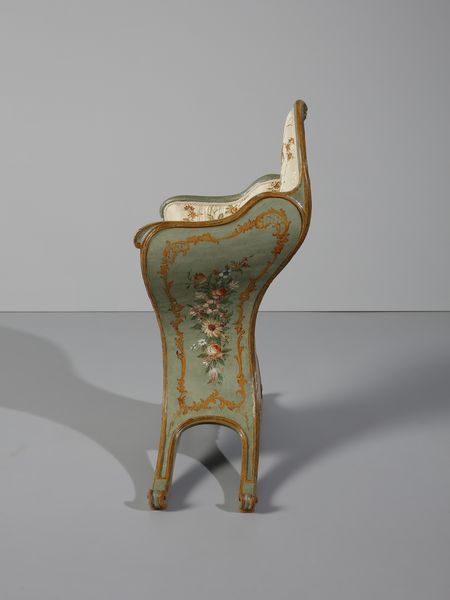 MANIFATTURA VENEZIANA DEL XVIII SECOLO : Rara sedia da gondola in legno laccato e parzialmente dorato con decorazioni policrome a motivi floreali entro riserve rocaille, gambe mosse intagliate a riccioli  - Asta Asta 460 | ARTE ANTICA E DEL XIX SECOLO - Da una dimora veneta e altre committenze Tradizionale - Associazione Nazionale - Case d'Asta italiane