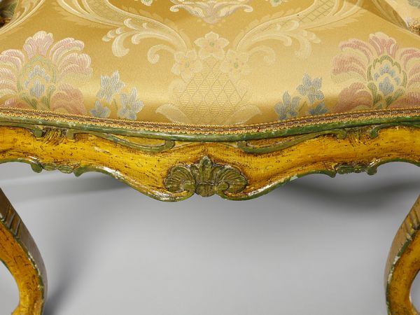 MANIFATTURA VENEZIANA DEL XVIII SECOLO : Coppia di poltrone in legno laccato a fondo giallo con profilature verdi a rilievo, braccioli di forma mossa terminanti a ricciolo, schienale e grembiale sagomati e profilati a motivi rocaille, gambe arcuate  - Asta Asta 460 | ARTE ANTICA E DEL XIX SECOLO - Da una dimora veneta e altre committenze Tradizionale - Associazione Nazionale - Case d'Asta italiane